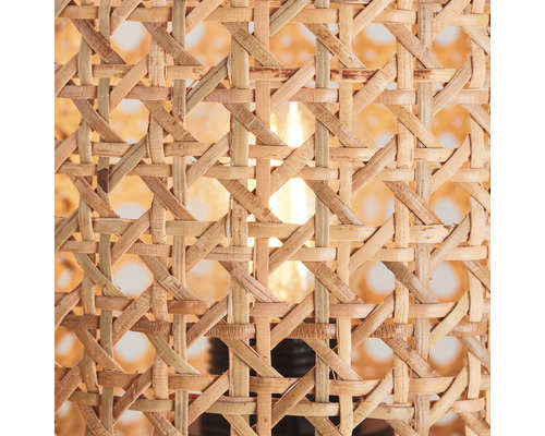 Detail tienidla lampy z pleteného ratanu