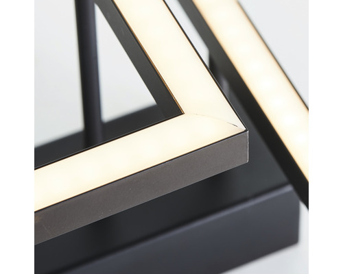 Detailný záber LED lampy s geometrickým dizajnom