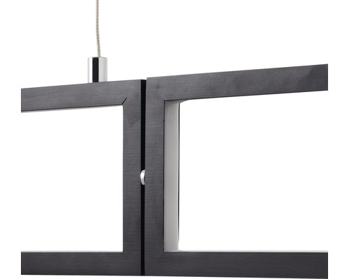 Detail závesnej lampy s geometrickým dizajnom