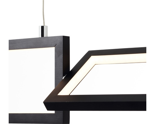 Detailný záber závesnej lampy s geometrickými tvarmi a LED osvetlením.