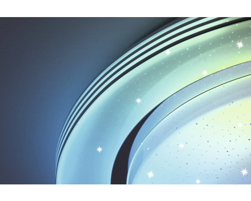 Detail stropného svietidla so vzorom hviezd