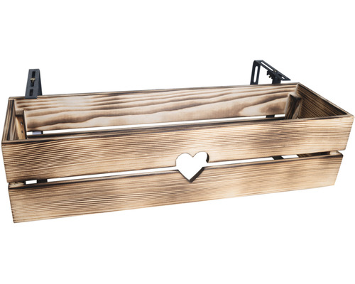 Drevená debna s výrezom v tvare srdca a závesom