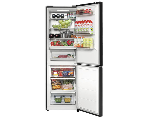 Otvorená chladnička s potravinami v policiach a zásuvkách