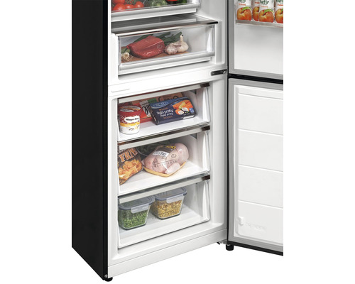 Otvorená chladnička s potravinami v zásuvkách