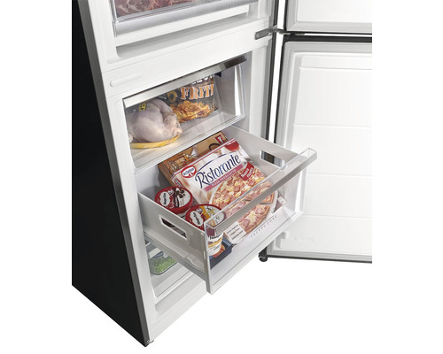 Mraznička s mrazenými potravinami v zásuvkách