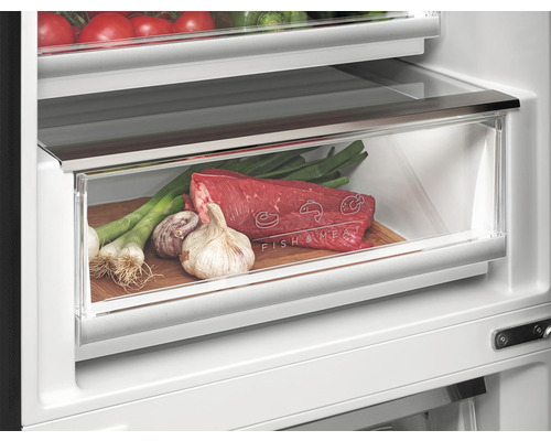 Interiér chladničky so zásuvkou na ryby a mäso