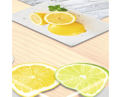 Plátky citróna a limetky s citrónmi a mätou na tanieri