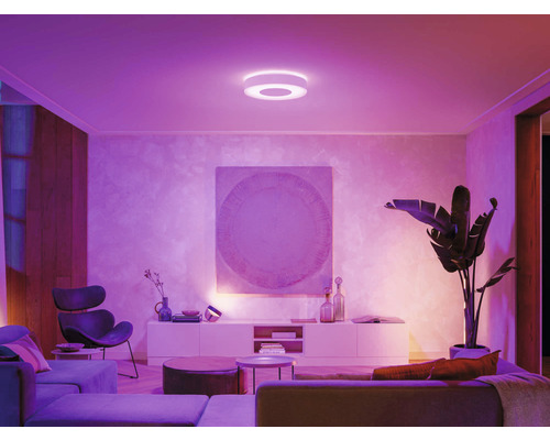 Obývacia izba so stropným svietidlom a moderným vybavením