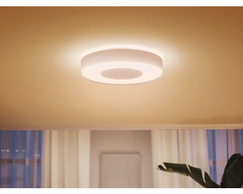 Okrúhle stropné svietidlo v obývacej izbe