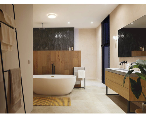 Svetlá kúpeľňa s voľne stojacou vaňou, umývadlom a držiakom na uteráky