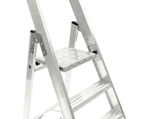 Detail hliníkového rebríka so stupňami a plošinou.