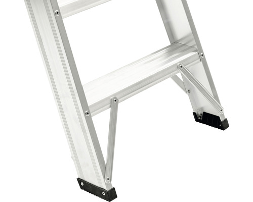 Detail hliníkového rebríka so stupňami a protišmykovými nohami