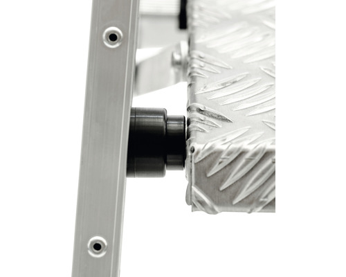 Detailný pohľad na hliníkový rebrík so stupňom