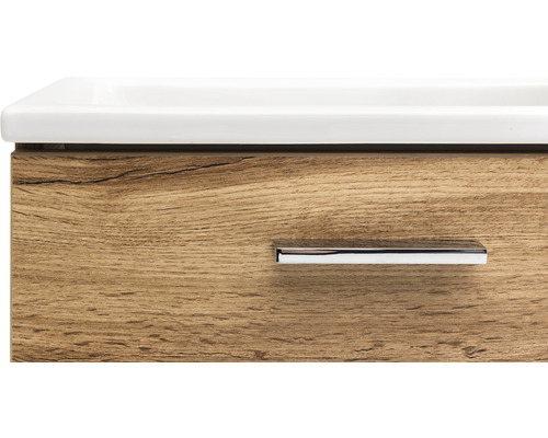 Detailný záber skrinky pod umývadlo s dreveným dekorom a úchytkou.