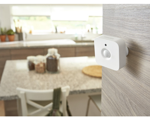 Pohybový senzor Philips Hue na montáž na stenu v obytnom priestore