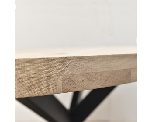 Detail dosky stola z dubového dreva s kovovým rámom