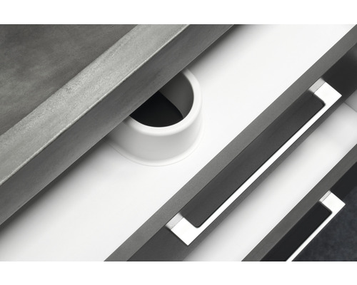 Detail kúpeľňovej skrinky so zásuvkami a pripojením sifónu