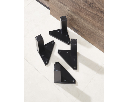 Štyri čierne kovové nohy nábytku na svetlom pozadí