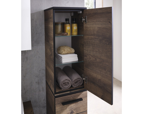 Vysoká skrinka z dreva s otvorenými dverami a priehradkami na kúpeľňové doplnky