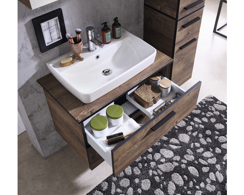 Kúpeľňová skrinka s umývadlom so zásuvkou vo vzhľade dreva a bielym umývadlom na dosku.