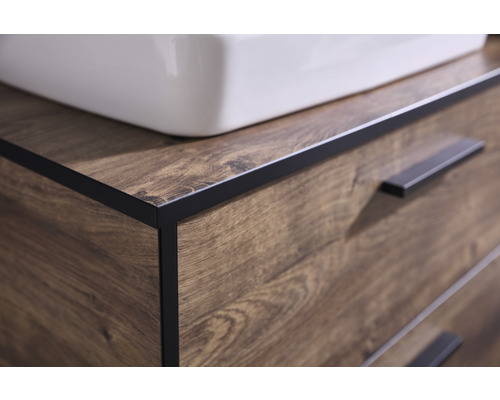 Detailný pohľad na skrinku pod umývadlo s dreveným vzorom a zásuvkami