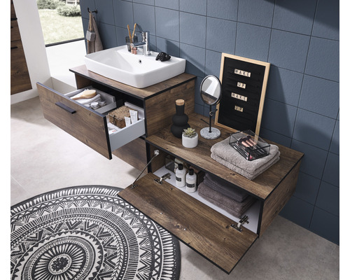 Kúpeľňa s umývadlom, skrinkou so zásuvkou a otvorenou priehradkou