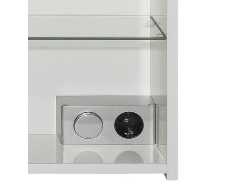 Vnútorný pohľad na zrkadlovú skrinku so sklenenou policou, zásuvkou a vypínačom