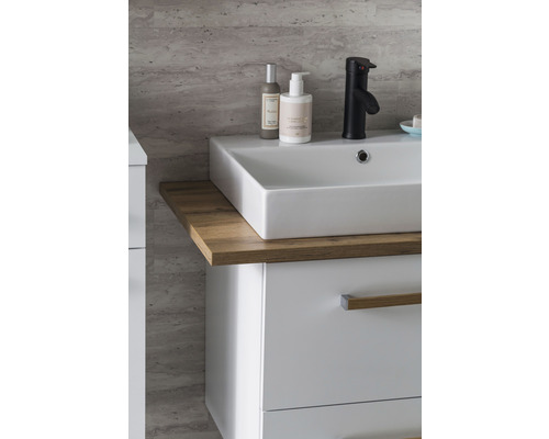 Detail kúpeľne s umývadlom, batériou a skrinkou pod umývadlo