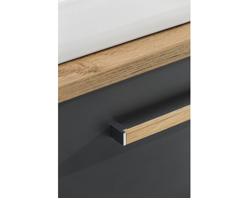 Detail kúpeľňovej skrinky s drevenými rúčkami a umývadlom