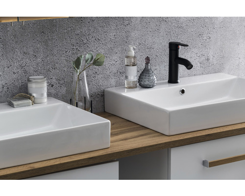 Kúpeľňa s dvoma umývadlami, batériou a dekoratívnymi predmetmi na drevenom stole