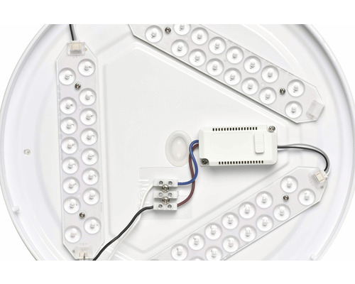 Vnútorný pohľad na LED lampu s elektronickými komponentmi a kabelážou