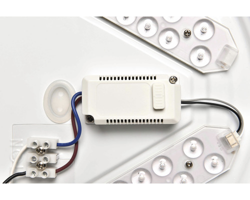 Detailný pohľad na LED svietidlo s pripojovacími svorkami a transformátorom