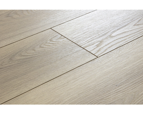 Detailný záber laminátovej podlahy s drevenou štruktúrou