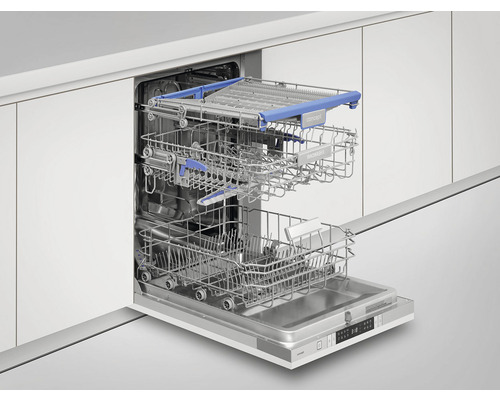 Otvorená umývačka riadu s košmi na riad v kuchynskej linke