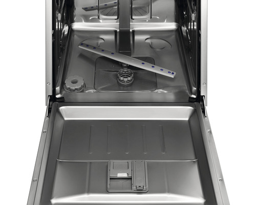 Vnútorný pohľad na umývačku riadu s ostrekovacím ramenom a dávkovačom umývacieho prostriedku