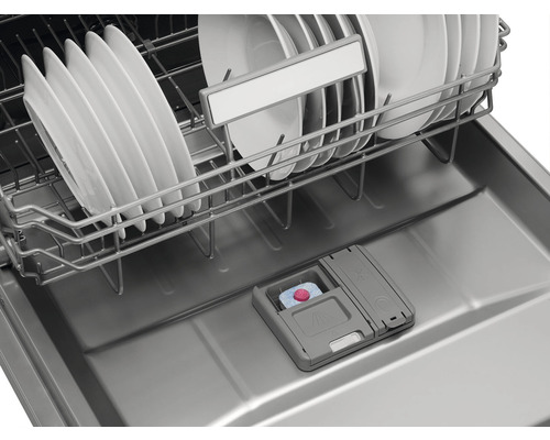 Interiér umývačky riadu s riadom a tabletami do umývačky riadu