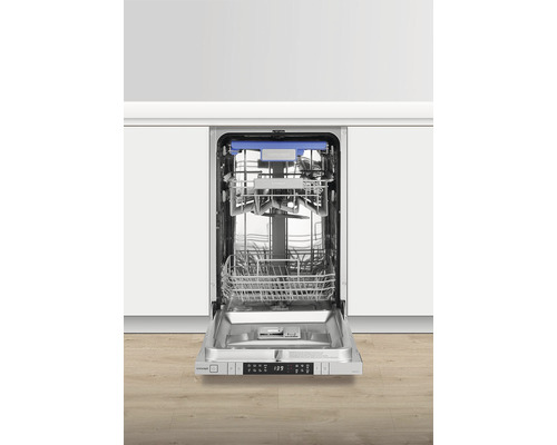 Otvorená umývačka riadu s vnútrom medzi dvoma kuchynskými skrinkami