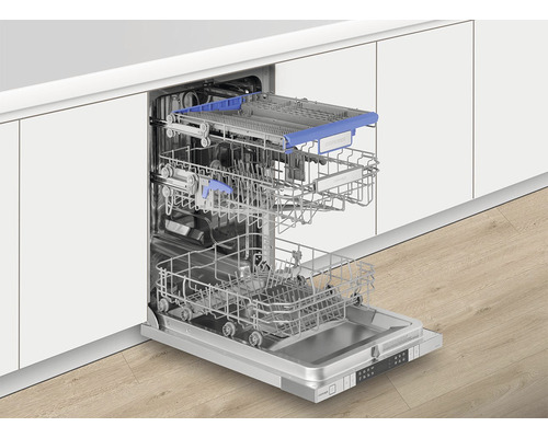 Otvorená umývačka riadu s vytiahnutými košmi v kuchyni