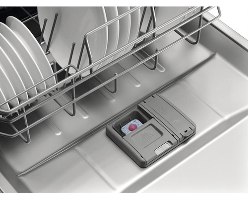 Vnútorný pohľad na umývačku riadu s riadom, košom na riad a tabletami do umývačky