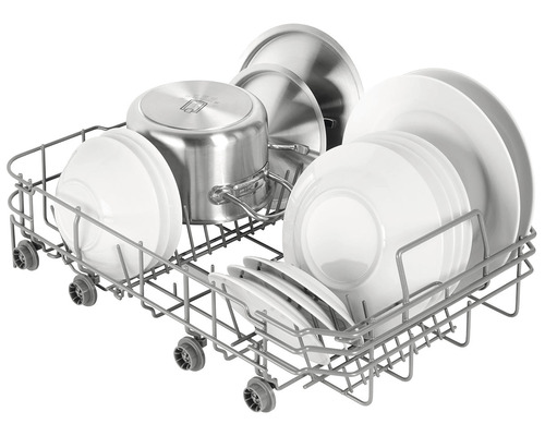 Kôš do umývačky riadu naplnený riadom a hrncami.