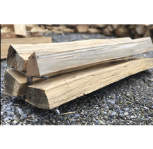 Hromada palivového dreva na kovovom stojane