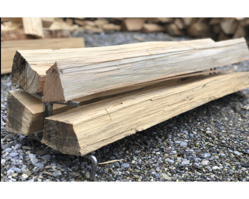 Hromada palivového dreva na kovovom stojane