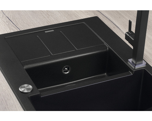 Čierny drez s odkvapkávacou plochou a batériou