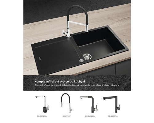 Čierny drez s odkvapkávacou plochou a chrómovanou batériou na pracovnej doske