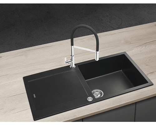 Čierny kuchynský drez s odkvapkávacou plochou a vodovodnou batériou
