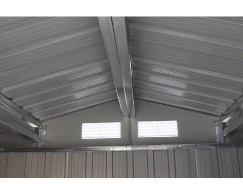 Vnútorný pohľad na kôlňu s kovovou strechou a vetracími oknami