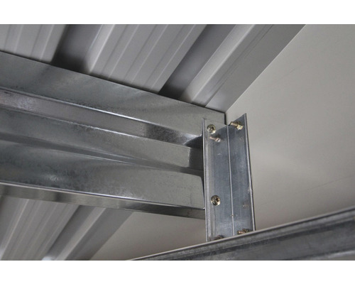 Detail kovovej konštrukcie záhradného domčeka so skrutkami