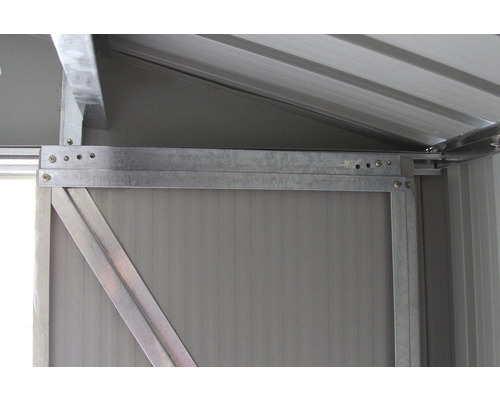 Detail kovovej konštrukcie záhradného domčeka