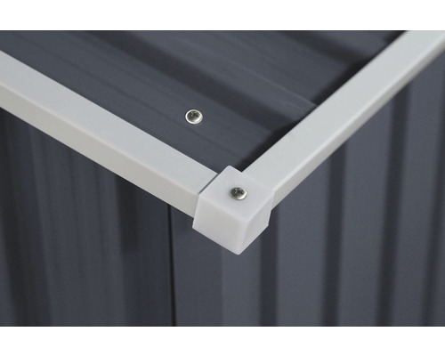 Detailný pohľad na kovový záhradný domček s bielou ochranou hrán.