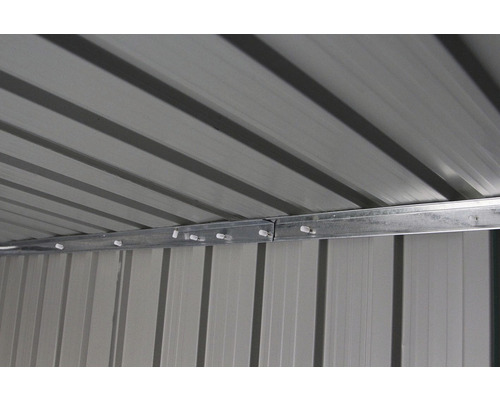 Detailný pohľad na strešnú konštrukciu kovového záhradného domčeka